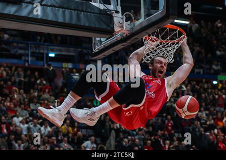 Milan, Italie. 10 décembre 2023. Nicolo Melli #9 de EA7 Emporio Armani Milan dunks pendant LBA Lega basket Une saison régulière 2023/24 entre EA7 Emporio Armani Milan et Virtus Segafredo Bologne au Mediolanum Forum. Note finale : Emporio Armani Milan 82 - 80 Virtus Segafredo Bologne (photo de Fabrizio Carabelli/SOPA Images/Sipa USA) crédit : SIPA USA/Alamy Live News Banque D'Images