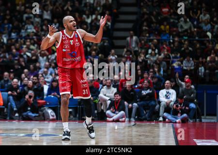 Milan, Italie. 10 décembre 2023. Shavon Shields #31 de EA7 Emporio Armani Milan célèbre pendant LBA Lega basket Une saison régulière 2023/24 entre EA7 Emporio Armani Milan et Virtus Segafredo Bologne au Mediolanum Forum. Note finale : Emporio Armani Milan 82 - 80 Virtus Segafredo Bologne crédit : SOPA Images Limited/Alamy Live News Banque D'Images