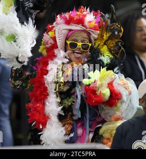 La Nouvelle-Orléans, États-Unis. 10 décembre 2023. Une femme costumée danse dans les tribunes lors d'un match de la National football League au Caesars Superdome à la Nouvelle-Orléans, Louisiane, le dimanche 10 décembre 2023. (Photo de Peter G. Forest/Sipa USA) crédit : SIPA USA/Alamy Live News Banque D'Images