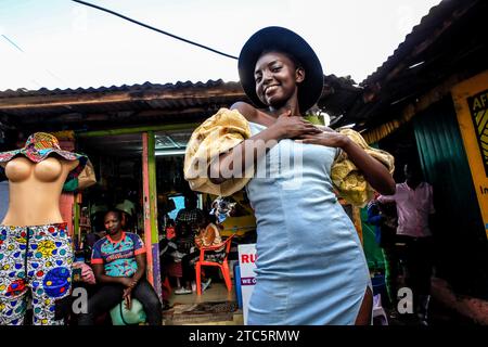 Nairobi, Kenya. 16 novembre 2023. Ella Kanini, mannequin de 25 ans, est posée pour une photo vêtue d’une tenue conçue par Afrowema en préparation du Just Fashion Day à l’Eco Fashion week Kenya le 16 novembre 2023 à Nairobi, Kenya. Afrowema (une marque sociale de mode éthique et durable née à Kibera, au Kenya, le plus grand bidonville d’Afrique, Afrowema contribue à l’autonomisation des artisans de cette communauté et crée de nouvelles opportunités d’emploi en utilisant des matériaux locaux neufs et usagés) a été fondée par Tatiana. Juste avant l'événement, Tatiana accompagné par Idah Odeka, un modèle et environnemental Banque D'Images