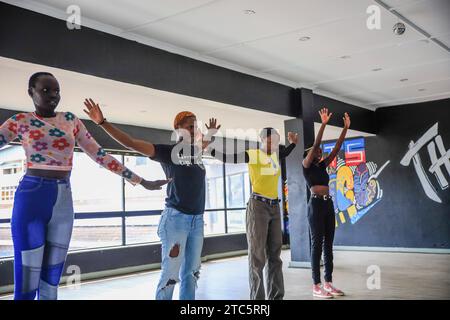 Nairobi, Kenya. 14 novembre 2023. Les mannequins travaillent sur les compétences de danse avec Tatiana Teixeira, la fondatrice d’Afrowema au One Studio le 14 novembre 2023 à Nairobi, au Kenya. Afrowema (une marque sociale de mode éthique et durable née à Kibera, au Kenya, le plus grand bidonville d’Afrique, Afrowema contribue à l’autonomisation des artisans de cette communauté et crée de nouvelles opportunités d’emploi en utilisant des matériaux locaux neufs et usagés) a été fondée par Tatiana. Juste avant l’événement, Tatiana accompagnée d’Idah Odeka, mannequin et activiste environnementale, a passé des jours à travailler avec une équipe de sept jeunes upco Banque D'Images