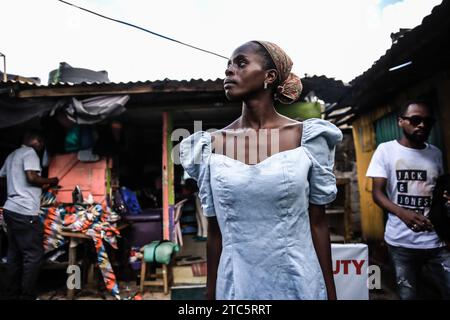 Nairobi, Kenya. 14 novembre 2023. Catherine Atieno, mannequin de 22 ans, porte sa tenue conçue par Afrowema pour le Just Fashion Day le 14 novembre 2023 à Nairobi, au Kenya. Afrowema (une marque sociale de mode éthique et durable née à Kibera, au Kenya, le plus grand bidonville d’Afrique, Afrowema contribue à l’autonomisation des artisans de cette communauté et crée de nouvelles opportunités d’emploi en utilisant des matériaux locaux neufs et usagés) a été fondée par Tatiana. Juste avant l’événement, Tatiana accompagnée d’Idah Odeka, mannequin et activiste écologiste, a passé des jours à travailler avec une équipe de sept youn Banque D'Images