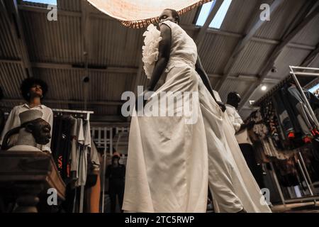 Nairobi, Kenya. 23 novembre 2023. Nyibol Kuir, mannequin de 25 ans, est posé pour une photo à la Galerie artisanale pour le Just Fashion Day de l’Eco Fashion week Kenya le 23 novembre 2023 à Nairobi, Kenya. Afrowema (une marque sociale de mode éthique et durable née à Kibera, au Kenya, le plus grand bidonville d’Afrique, Afrowema contribue à l’autonomisation des artisans de cette communauté et crée de nouvelles opportunités d’emploi en utilisant des matériaux locaux neufs et usagés) a été fondée par Tatiana. Juste avant l’événement, Tatiana accompagnée d’Idah Odeka, mannequin et activiste environnementale, a passé des jours à travailler avec intelligence Banque D'Images