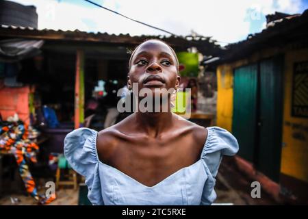 Nairobi, Kenya. 14 novembre 2023. Catherine Atieno, mannequin de 22 ans, porte sa tenue conçue par Afrowema pour le Just Fashion Day le 14 novembre 2023 à Nairobi, au Kenya. Afrowema (une marque sociale de mode éthique et durable née à Kibera, au Kenya, le plus grand bidonville d’Afrique, Afrowema contribue à l’autonomisation des artisans de cette communauté et crée de nouvelles opportunités d’emploi en utilisant des matériaux locaux neufs et usagés) a été fondée par Tatiana. Juste avant l’événement, Tatiana accompagnée d’Idah Odeka, mannequin et activiste écologiste, a passé des jours à travailler avec une équipe de sept youn Banque D'Images