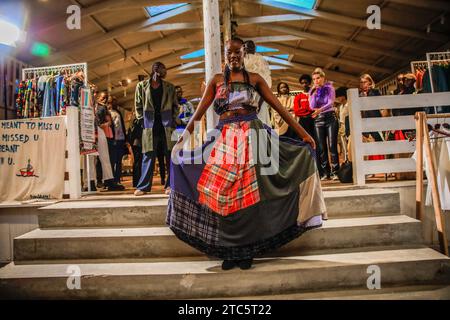 Nairobi, Kenya. 23 novembre 2023. Lucy Njeri, mannequin de 22 ans, est posée pour une photo à la Galerie artisanale pour le Just Fashion Day de l’Eco Fashion week Kenya le 23 novembre 2023 à Nairobi, Kenya. Afrowema (une marque sociale de mode éthique et durable née à Kibera, au Kenya, le plus grand bidonville d’Afrique, Afrowema contribue à l’autonomisation des artisans de cette communauté et crée de nouvelles opportunités d’emploi en utilisant des matériaux locaux neufs et usagés) a été fondée par Tatiana. Juste avant l’événement, Tatiana accompagnée d’Idah Odeka, mannequin et activiste environnementale, a passé des jours à travailler avec Banque D'Images