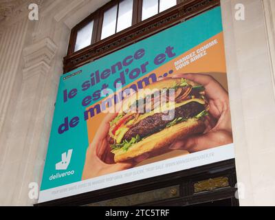 Bordeaux , France - 12 04 2023 : marque logo Deliveroo et signe de texte sur la façade publicitaire restaurant livrer de la nourriture à vélo Banque D'Images