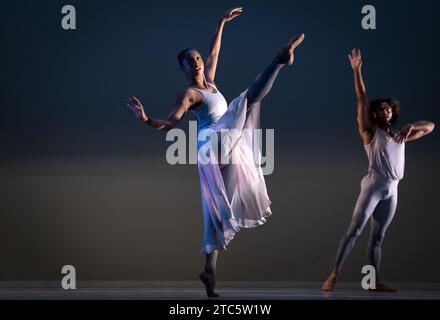 Photo de dossier datée du 23/08/23 de (de gauche à droite) Ashley Mayeux et James Gilmer, de la principale compagnie de danse contemporaine Alvin Ailey American Dance Theatre, interprètent un extrait de la première britannique de « Are You in Your Feelings? » Au Festival Theatre pendant le Festival International d'Edimbourg. Les ministres de Holyrood ont été accusés d'avoir "ignoré" le secteur artistique du pays par la directrice exécutive du célèbre Festival international d'Édimbourg Francesca Hegyi. Banque D'Images