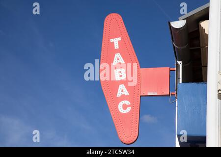 Bordeaux , France - 11 29 2023 : marque française tabac enseigne rouge pour le tabac avec texte français blanc logo de la boutique signalétique de façade Banque D'Images