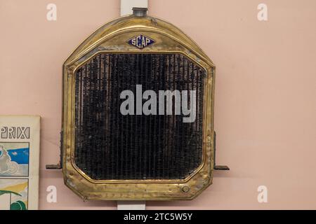 Talmont , France - 10 09 2023 : marque de logo scap et signe de texte voiture automobile sur la grille de radiateur suspendue de vieux véhicule ancien Banque D'Images