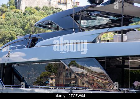 como , italie - 11 16 2023 : riva 110 dolcevita texte de signe de bateau et logo de marque sur flybridge yacht lancé à la Spezia dans le chantier naval qui construit comp Banque D'Images