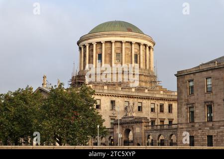 Dublino - Scorcio del four courts dal O'Donovan Pont Rossa Banque D'Images