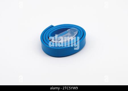 Collier anti-puces bleu pour chats. Gros plan. Isolé sur fond blanc. Banque D'Images