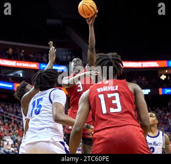 L'attaquant des Rutgers Scarlet Knights Mawot Mag (3) tire sur les défenseurs du hall Seton en première mi-temps lors du match de basket-ball Garden State Hardwood Classic au Prudential Center de Newark, New Jersey, le samedi 9 décembre 2023. Duncan Williams/CSM Banque D'Images