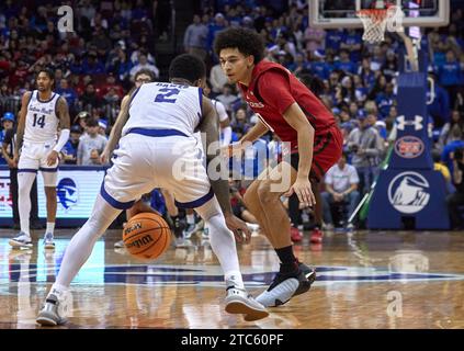 Derek Simpson (0), garde des Rutgers Scarlet Knights, défend Al-Amir Dawes (2), garde des Pirates de Seton Hall lors du match de basket-ball Garden State Hardwood Classic au Prudential Center à Newark, New Jersey, le samedi 9 décembre 2023. Duncan Williams/CSM Banque D'Images