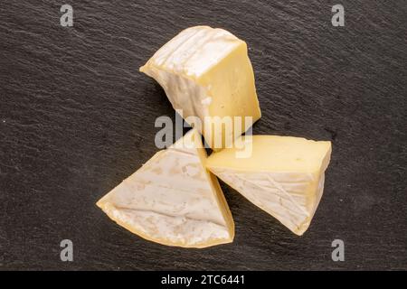 Fromage Brie parfumé sur pierre d'ardoise, macro, vue de dessus. Banque D'Images