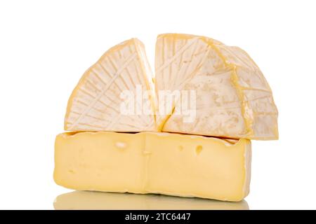 Fromage Brie parfumé, macro, isolé sur fond blanc. Banque D'Images