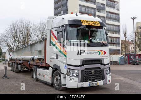 Metz, France - camion lourd blanc Renault Trucks T 480 stationné sur la route. Banque D'Images