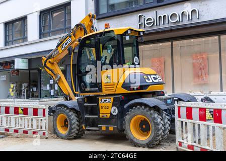 Luxembourg ville, Luxembourg - Pelle sur pneus jaune JCB Hydradig 110W sur un chantier de construction. Banque D'Images