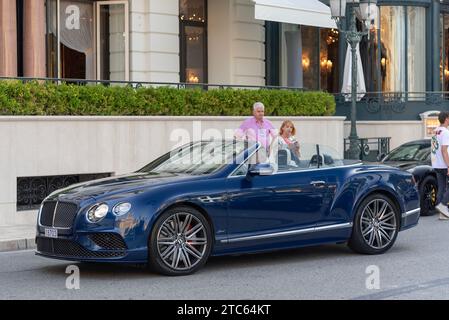 Monaco, Monaco - Blue Bentley Continental GTC Speed stationné sur Casino Square. Banque D'Images