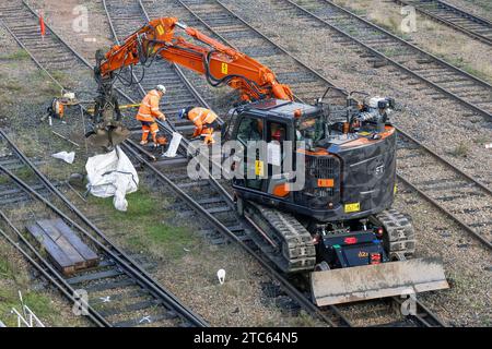 Nancy, France - Pelle sur chenilles D2R ZX135C PRR orange et grise au dépôt ferroviaire de la gare de Nancy. Banque D'Images