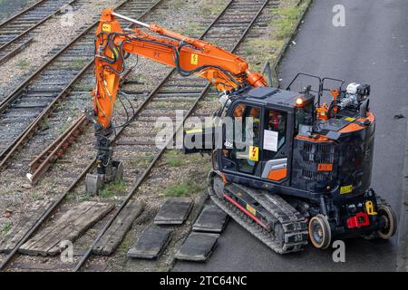 Nancy, France - Pelle sur chenilles D2R ZX135C PRR orange et grise au dépôt ferroviaire de la gare de Nancy. Banque D'Images