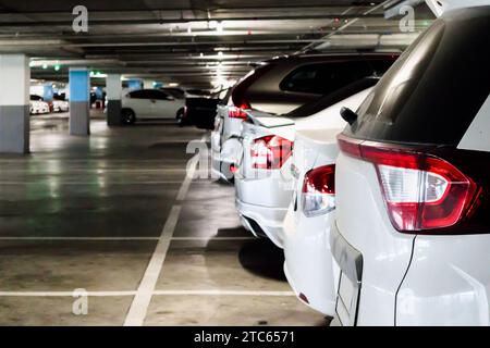 voitures dans le garage de stationnement intérieur Banque D'Images