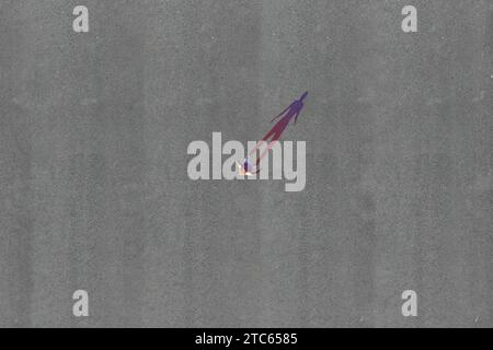 Photo aérienne conceptuelle d'une jeune femme pour une journée internationale de la femme Banque D'Images