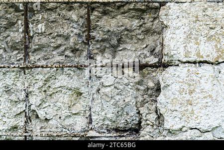 Vieux mur en béton endommagé avec barre d'armature exposée Banque D'Images