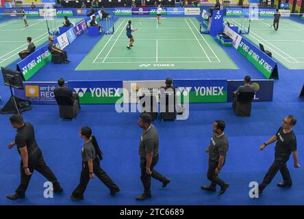 Guwahati, Inde. 06 décembre 2023. Les officiels font la queue pendant la deuxième journée du tournoi de badminton Super 100 Yonex-Sunrise Guwahati Masters. Le Guwahati Masters 2023 est un tournoi BWF Super 100 qui se déroule du 5 au 10 décembre 2023. Il est doté d ' un prix total de 100 000 dollars. Crédit : SOPA Images Limited/Alamy Live News Banque D'Images