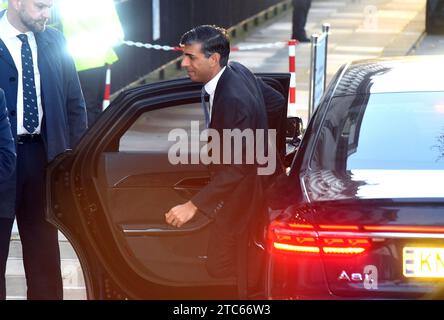 Londres, Royaume-Uni. 11 décembre 2023. Rishi Sunak, Premier ministre, arrive pour témoigner à l’enquête britannique sur le Covid-19. L'enquête est une enquête publique indépendante sur la réponse du Royaume-Uni à la pandémie de COVID-19 et sur l'impact de celle-ci, et sur les leçons à en tirer pour l'avenir, qui se tient à Dorland House dans l'ouest de Londres. Crédit : MARTIN DALTON/Alamy Live News Banque D'Images