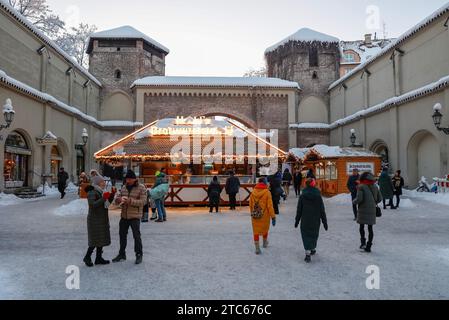 Shopping et marché de Noël stalle alimentaire dans le centre-ville à côté de Sendlinger Tor (porte de la ville) à Munich, Bavière, Allemagne, Europe Banque D'Images