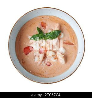 Pâtes aux crevettes dans un bol isolé sur blanc, vue d'en haut Banque D'Images