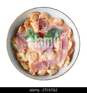 Tortellini avec jambon San Daniele dans un bol viex d'en haut Banque D'Images