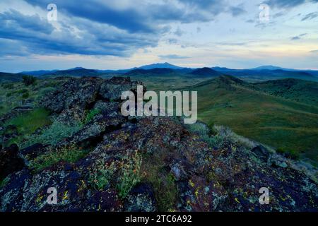 Un paysage pittoresque avec des collines verdoyantes et un ciel nuageux. Cratère de Colton, Arizona Banque D'Images