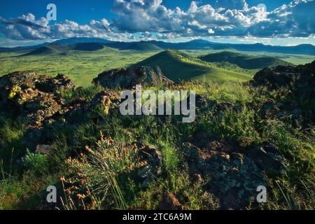 Un paysage pittoresque avec des collines verdoyantes et un ciel nuageux bleu. Cratère de Colton, Arizona Banque D'Images