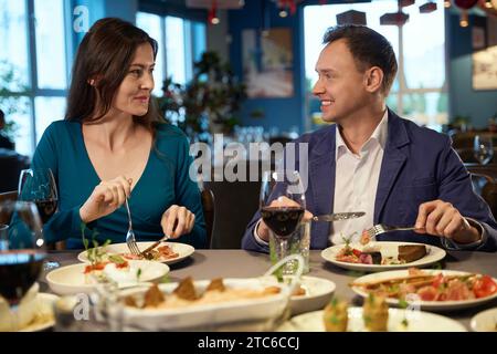 Heureux jeune couple profitant d'un dîner festif pendant la Saint-Sylvestre Banque D'Images