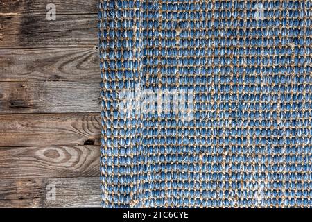 Tapis de zone de denim géométrique tissé à la main, texture de fond de maison tressée de jute. Banque D'Images