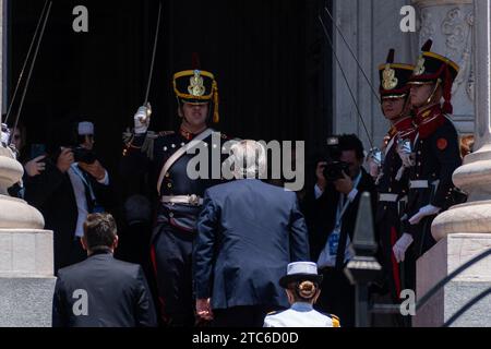 Buenos Aires, Argentine. 10 décembre 2023. L'ancien président de l'Argentine, Alberto Fernandez, entre au Congrès national où il fera le transfert du pouvoir à Javier Milei, le nouveau président de la nation. Buenos Aires, Argentine, le 10 décembre 2023. Photo de Sebastian Hipperdinger/Faro/ABACAPRESS.COM crédit : Abaca Press/Alamy Live News Banque D'Images