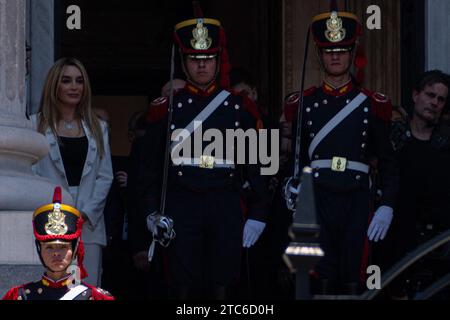 Buenos Aires, Argentine. 10 décembre 2023. Fatima Florez, petite amie de Javier Milei, regarde de loin le discours en tant que nouvelle présidente de la nation Argentine. Buenos Aires, Argentine, le 10 décembre 2023. Photo de Sebastian Hipperdinger/Faro/ABACAPRESS.COM crédit : Abaca Press/Alamy Live News Banque D'Images