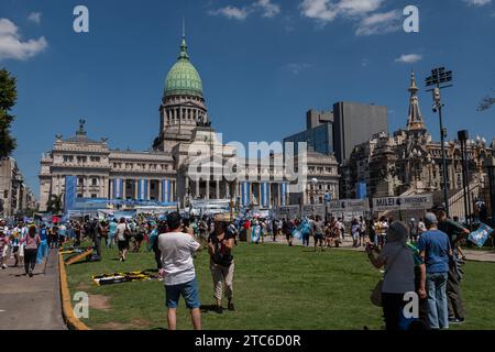 Buenos Aires, Argentine. 10 décembre 2023. Les partisans arrivent au Congrès national pour accueillir Javier Milei, le nouveau président de la nation Argentine. Buenos Aires, Argentine, le 10 décembre 2023. Photo de Sebastian Hipperdinger/Faro/ABACAPRESS.COM crédit : Abaca Press/Alamy Live News Banque D'Images