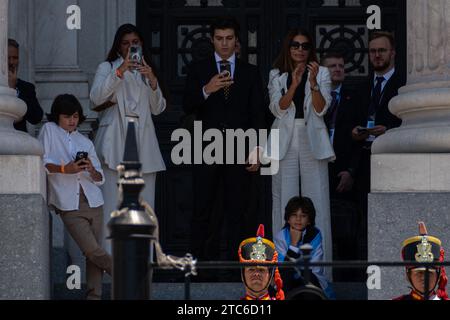 Buenos Aires, Argentine. 10 décembre 2023. Zulemita Menem, fille de l'ancien président de la nation Carlos Menem, regarde de loin Javier Milei, le nouveau président de la nation Argentine, prononcer son discours. Buenos Aires, Argentine, le 10 décembre 2023. Photo de Sebastian Hipperdinger/Faro/ABACAPRESS.COM crédit : Abaca Press/Alamy Live News Banque D'Images