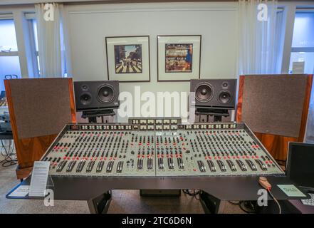 Bonhams Knightsbridge, Londres 11 Déc 2023 la console d'enregistrement EMI TG12345 Mk I utilisée par les Beatles aux studios Abbey Road pour enregistrer sur demande leur estimation révolutionnaire de l'album 'Abbey Road'. Vente aux enchères jeudi 14 décembre à Bonhams Knightsbridge, Londres. Crédit : Paul Quezada-Neiman/Alamy Live News Banque D'Images