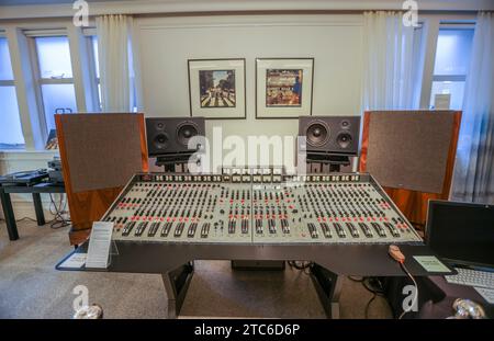 Bonhams Knightsbridge, Londres 11 Déc 2023 la console d'enregistrement EMI TG12345 Mk I utilisée par les Beatles aux studios Abbey Road pour enregistrer sur demande leur estimation révolutionnaire de l'album 'Abbey Road'. Vente aux enchères jeudi 14 décembre à Bonhams Knightsbridge, Londres. Crédit : Paul Quezada-Neiman/Alamy Live News Banque D'Images