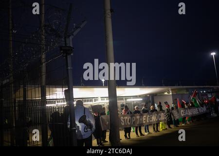 Glasgow, Royaume-Uni, 11 décembre 2023. Un rassemblement pro-palestinien se réunit à la porte principale de Thales, dans la région de Linthouse, pour protester contre leur implication dans l'armée britannique et la fabrication d'armes et les infrastructures, au moment où le génocide se déroule à Gaza, à Glasgow, en Écosse, le 11 décembre 2023. Crédit photo : Jeremy Sutton-Hibbert/ Alamy Live News. Banque D'Images