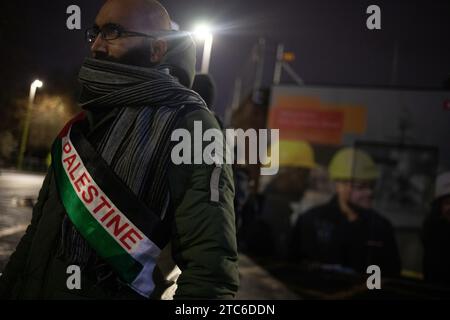 Glasgow, Royaume-Uni, 11 décembre 2023. Un rassemblement pro-palestinien se réunit devant la porte d'entrée de BAE Systems à Govan pour protester contre leur implication dans la marine britannique et l'infrastructure militaire, au moment où le génocide se déroule à Gaza, à Glasgow, en Écosse, le 11 décembre 2023. Crédit photo : Jeremy Sutton-Hibbert/ Alamy Live News. Banque D'Images