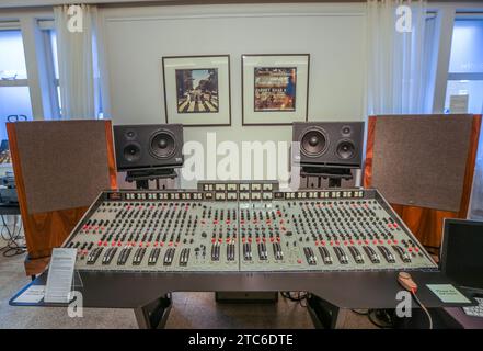 Bonhams Knightsbridge, Londres 11 Déc 2023 la console d'enregistrement EMI TG12345 Mk I utilisée par les Beatles aux studios Abbey Road pour enregistrer leur estimation révolutionnaire d'album 'Abbey Road' sur demande. Vente aux enchères jeudi 14 décembre à Bonhams Knightsbridge, Londres. Paul Quezada-Neiman/Alamy Live News Banque D'Images