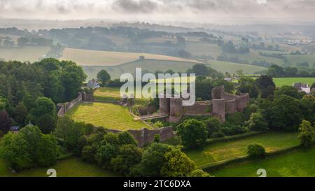 Vue aérienne des ruines du château blanc (château de Llantilio), l'un des «trois châteaux» dans le Monmouthshire, pays de Galles. Été (juin) 2023. Banque D'Images