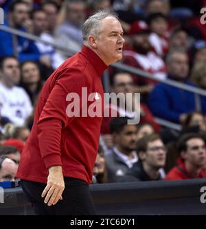 Steve Pikiell, entraîneur-chef des Rutgers Scarlet Knights, lors du match de basket-ball Garden State Hardwood Classic contre les Pirates de Seton Hall au Prudential Center de Newark, New Jersey, le samedi 9 décembre 2023. Duncan Williams/CSM Banque D'Images