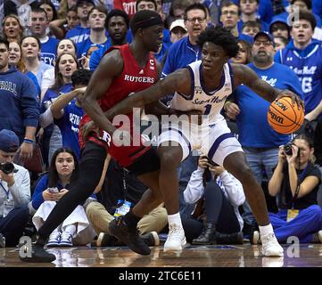 L'attaquant des Rutgers Scarlet Knights Mawot Mag (3) défend le gardien des Pirates de Seton Hall Kadary Richmond (1) lors du match de basket-ball Garden State Hardwood Classic au Prudential Center de Newark, New Jersey, le samedi 9 décembre 2023. Duncan Williams/CSM Banque D'Images