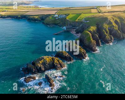 Vue aérienne du phare de Padstow et de Merope Rocks opn Trevose Head, Cornouailles, Angleterre. Été (août) 2023. Banque D'Images